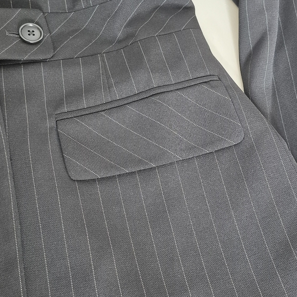 Moda International Women's Black Pinstripe Fitted Button-Waist Blazer - Size 10 - Picture 10 of 13